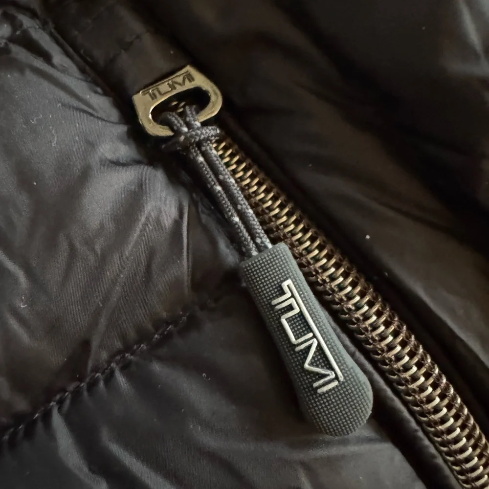 Men’s Tumi down vest NWT - Picture 6 of 10